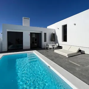 villa-blanca-designer-villa-with-pool-in-teguise.in-canary-islands.com/