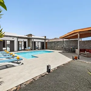 3-bedroom-villa-pool-short-walk-from-papagayo-beach.in-canary-islands.com/